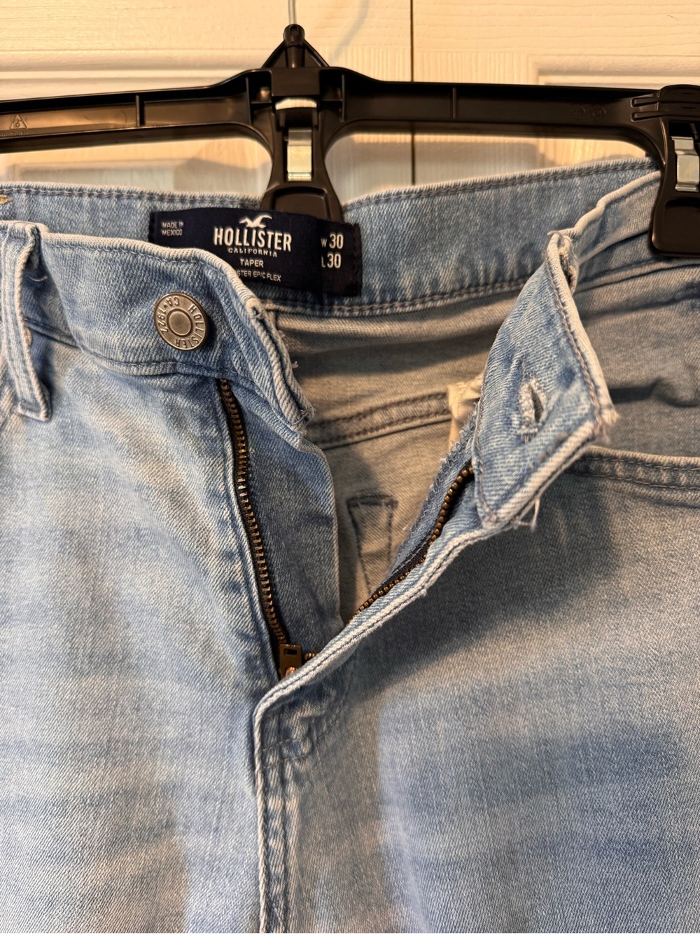 Light Wash Men’s Hollister Taper Jeans Sz 30x30 but see pics for measurements - Picture 5 of 9